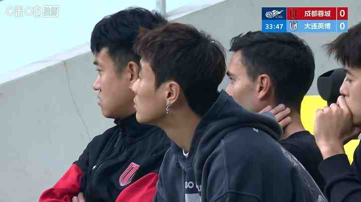 蓉城34分钟仍0-0英博！镜头给到看台上停赛的蓉城队长韦世豪
